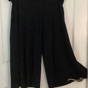 Max Studio USA made, Black capris Gaucho pant. Size L